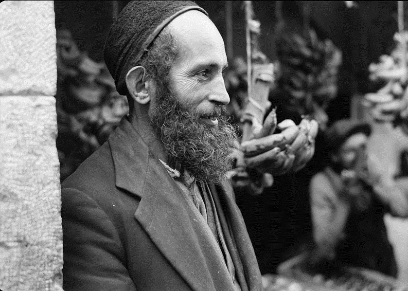 Йеменский еврей - торговец фруктами. 1930-е
